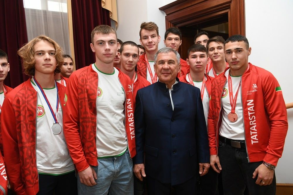 Рустам Минниханов встретился с победителями и призёрами финала X Национального чемпионата «Молодые профессионалы – 2022»