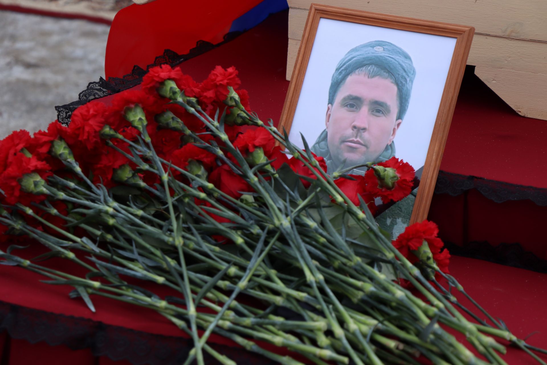 Сколько погибших в зоне сво. Фаниль Валиуллин. Погибшие российские солдаты. Похороны военнослужащего.
