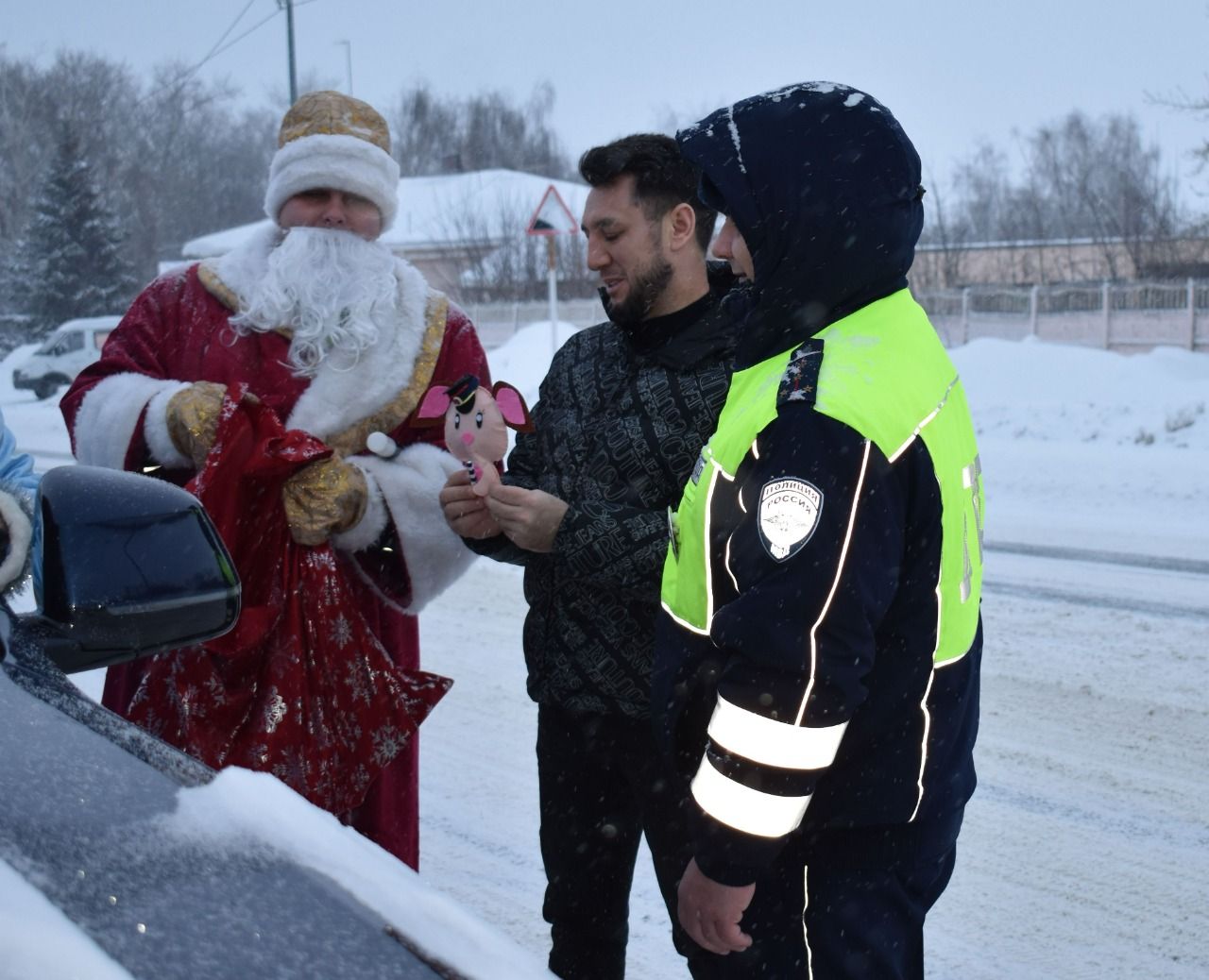 Автоинспекторы Дрожжановского района поздравили водителей с наступающим Новым годом