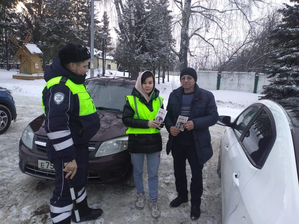 Автоинспекторы Дрожжановского района поздравили водителей с наступающим Новым годом