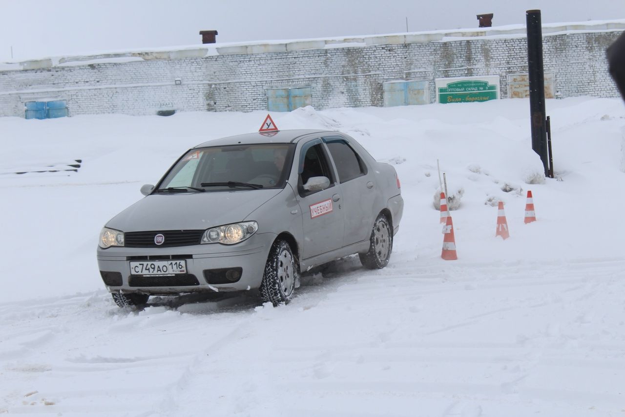 В Дрожжановском техникуме прошел конкурс по автомногоборью среди студентов