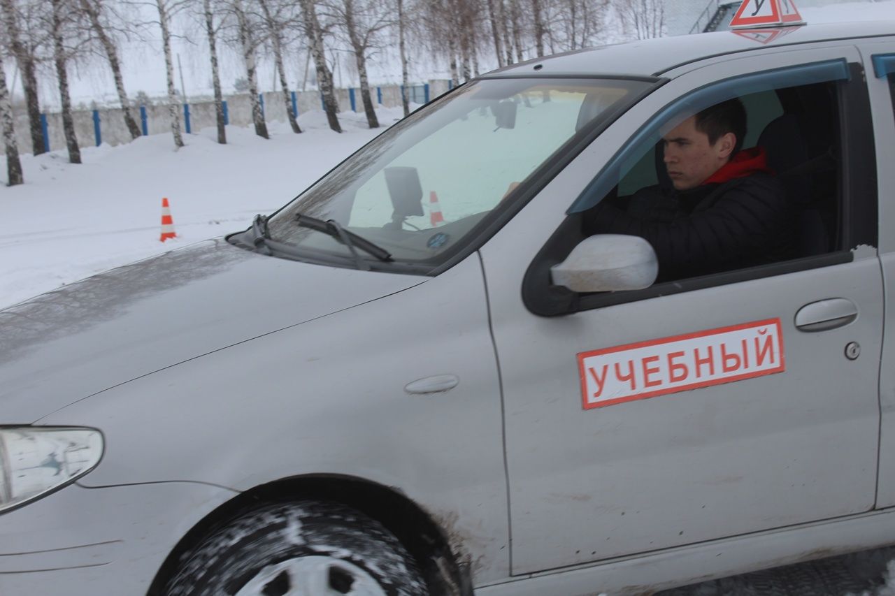 В Дрожжановском техникуме прошел конкурс по автомногоборью среди студентов