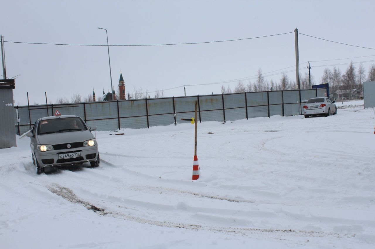 В Дрожжановском техникуме прошел конкурс по автомногоборью среди студентов