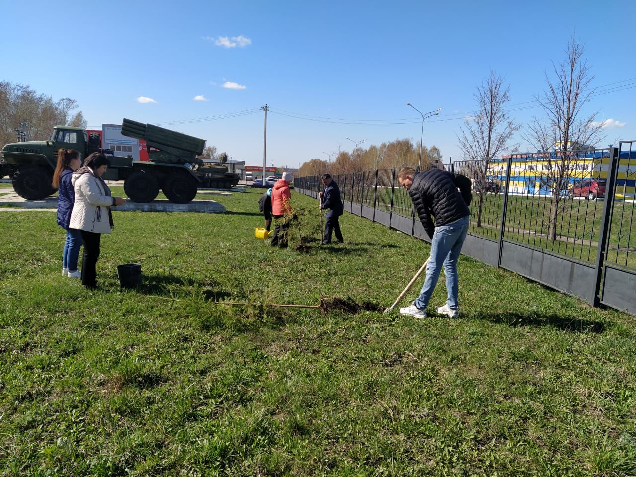 В парке имени Петра Дементьева в Дрожжаном посадили 77 елей