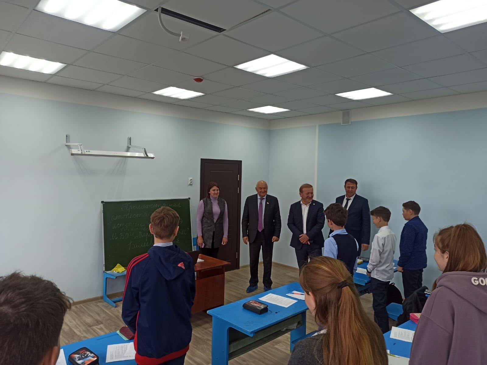 Ильдар Гильмутдинов в Дрожжановском районе ознакомился с ходом капремонта в школах и встретился с молодежью