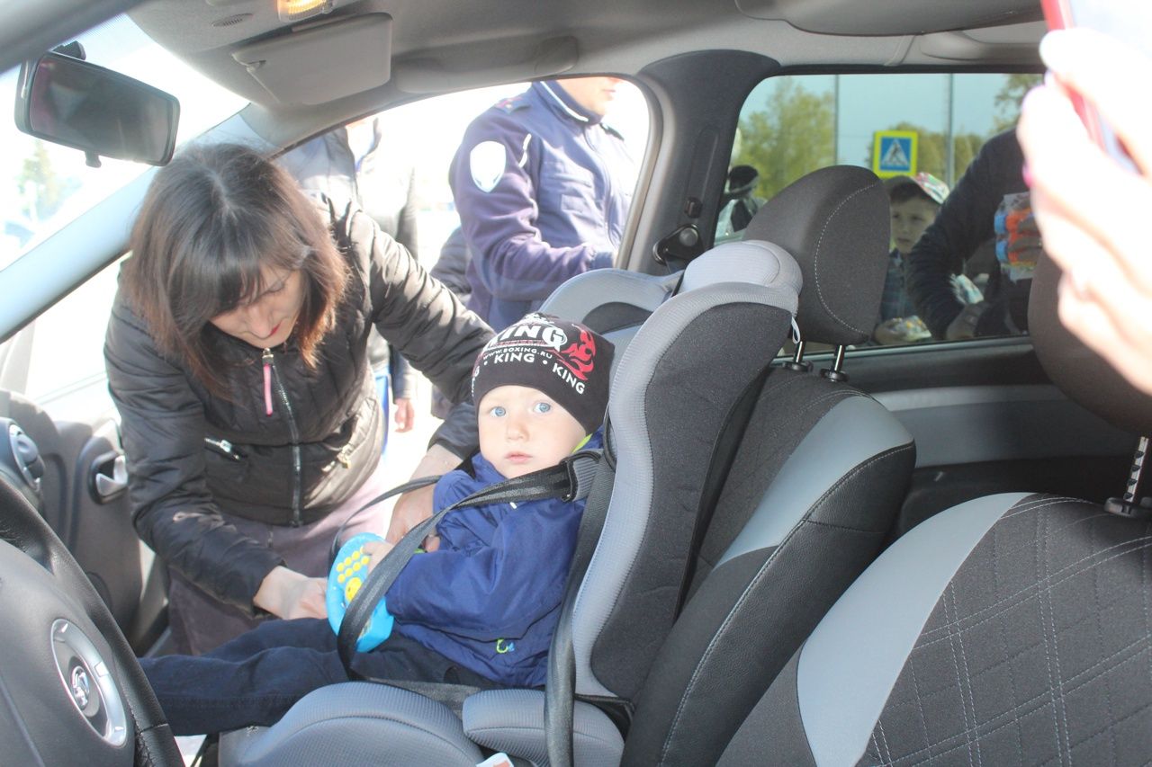 В Дрожжановском районе семье Шурбиных  автоинспекторы вручили автокресло