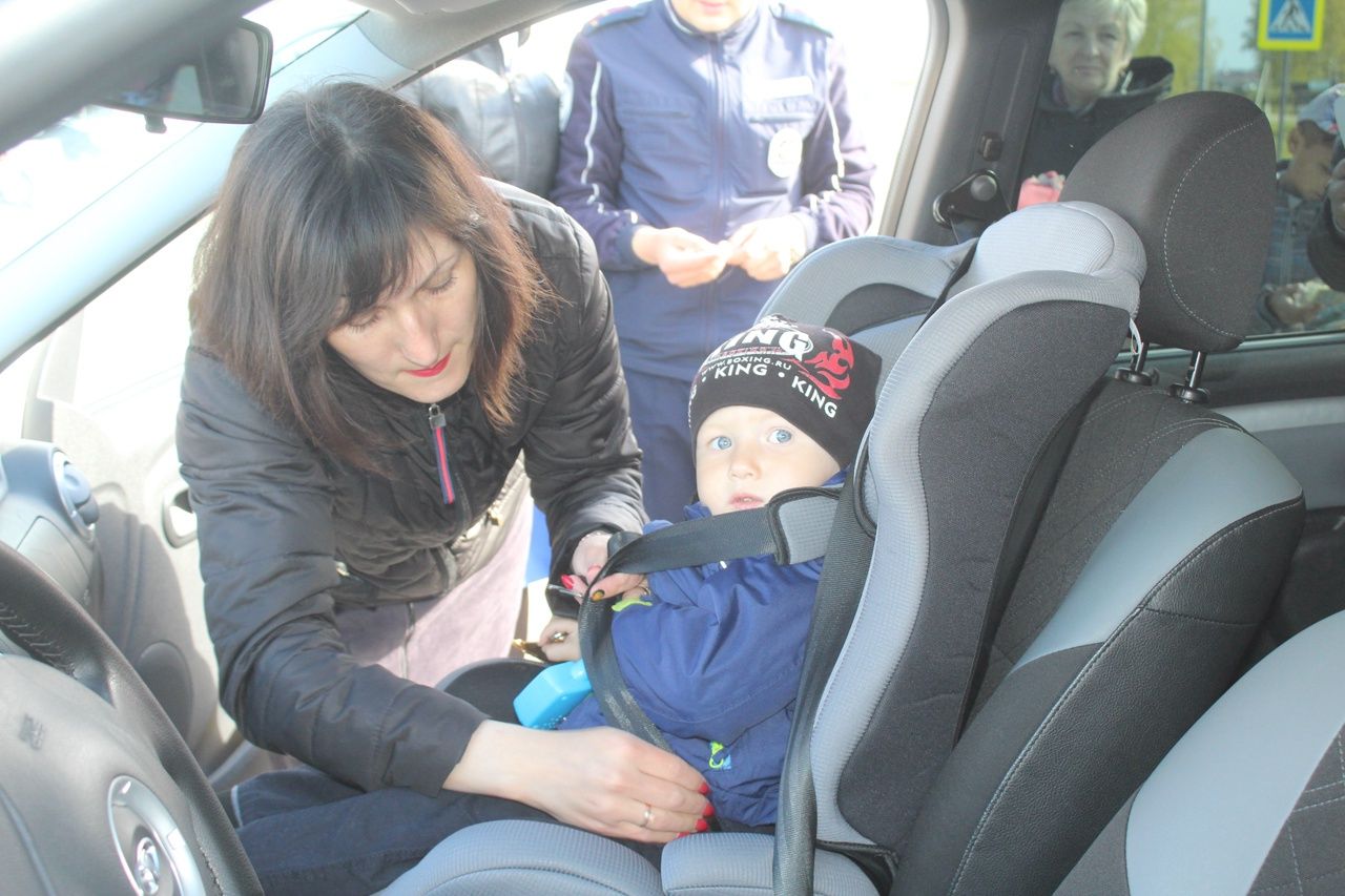 В Дрожжановском районе семье Шурбиных  автоинспекторы вручили автокресло