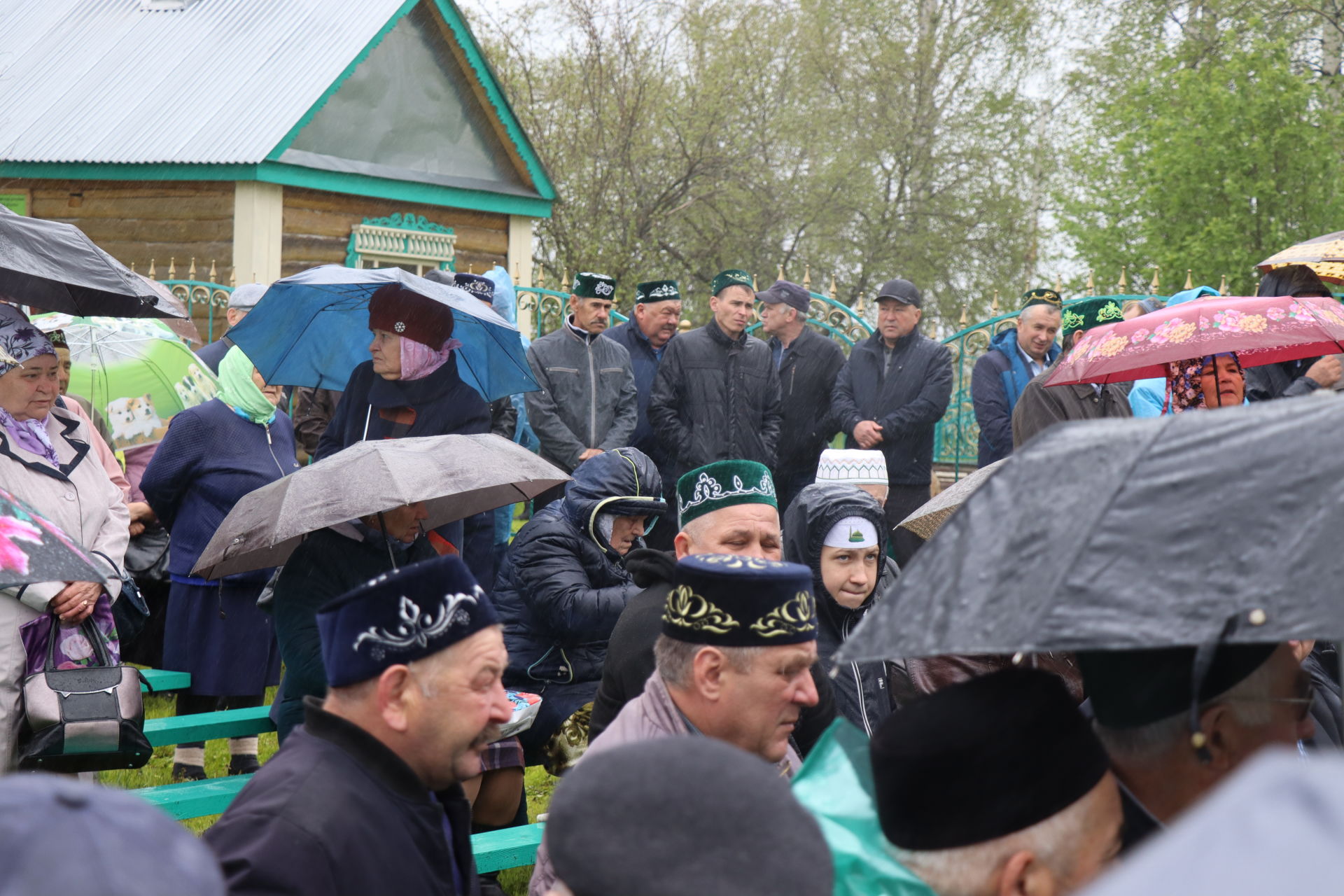 В Дрожжаном к могиле духовного наставника и целителя Кадыкай Абыз-бабай съехались поломники из разных регионов