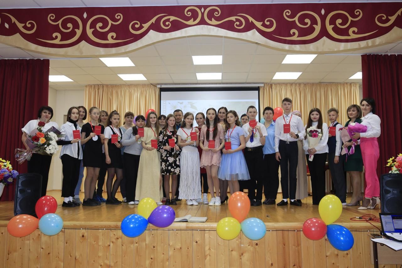 В Дрожжаном в детской школе искусств прошла церемония вручения свидетельств