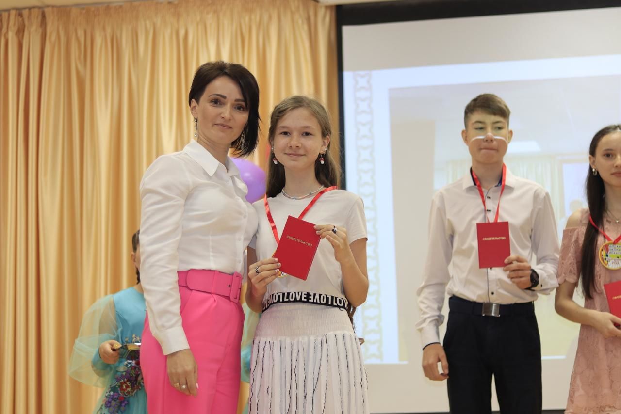 В Дрожжаном в детской школе искусств прошла церемония вручения свидетельств