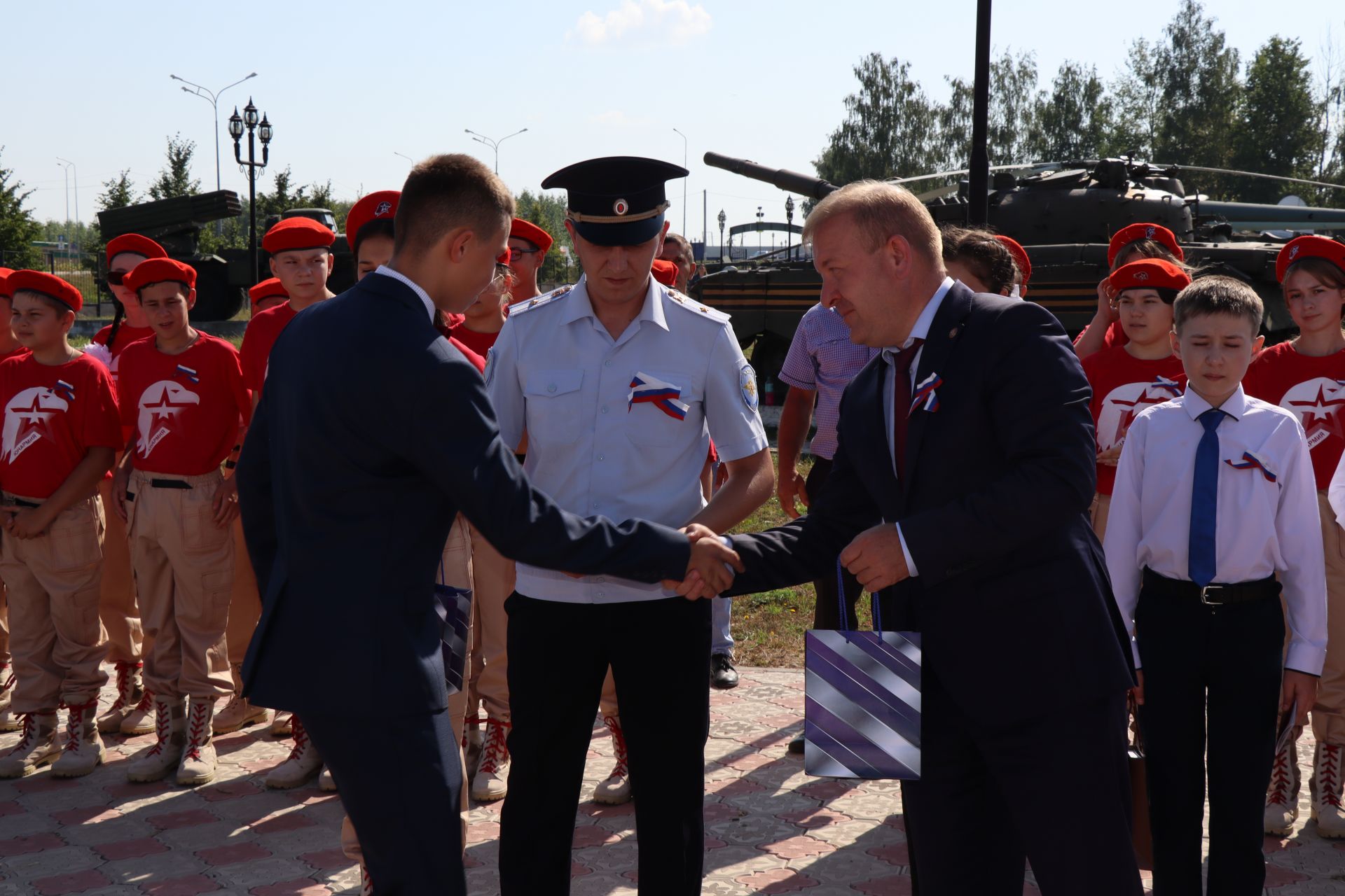 В День государственного флага РФ в Дрожжаном юным гражданам вручили паспорта