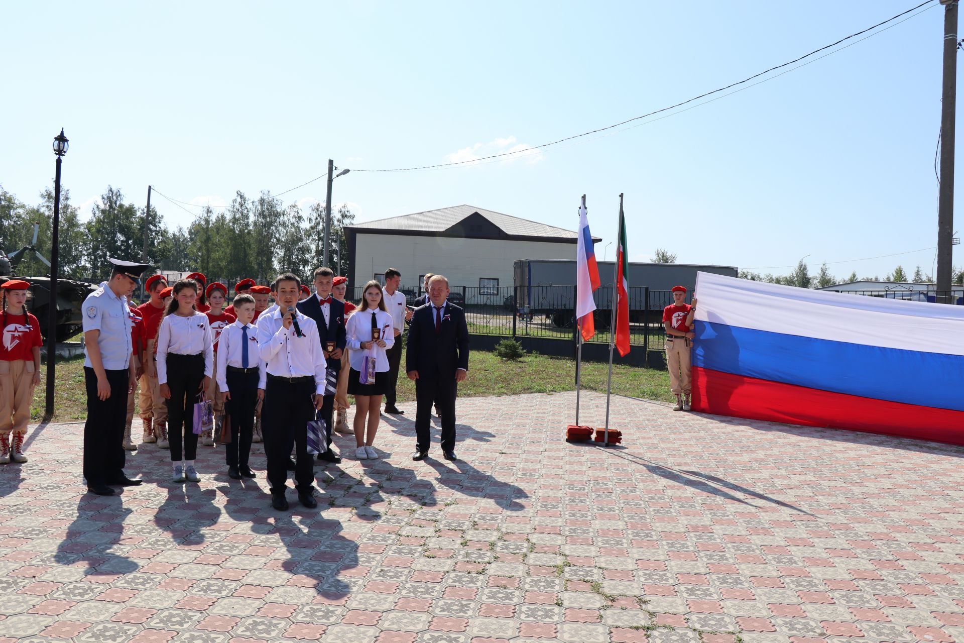 В День государственного флага РФ в Дрожжаном юным гражданам вручили паспорта