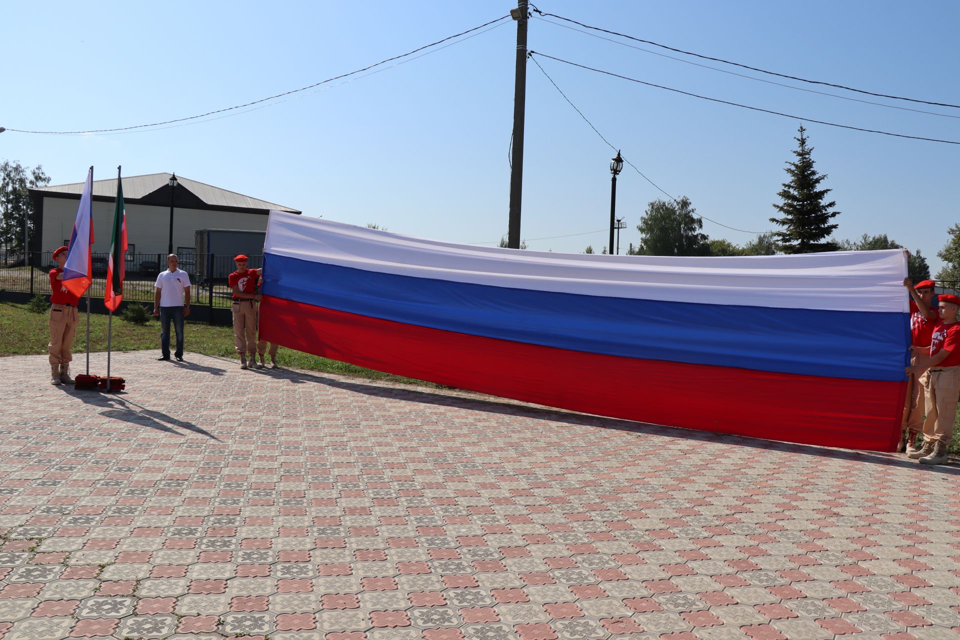 В День государственного флага РФ в Дрожжаном юным гражданам вручили паспорта