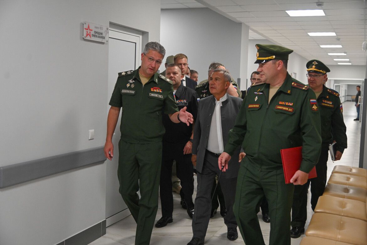Казанский военный госпиталь готов: Минниханов и замминистра обороны РФ проинспектировали его
