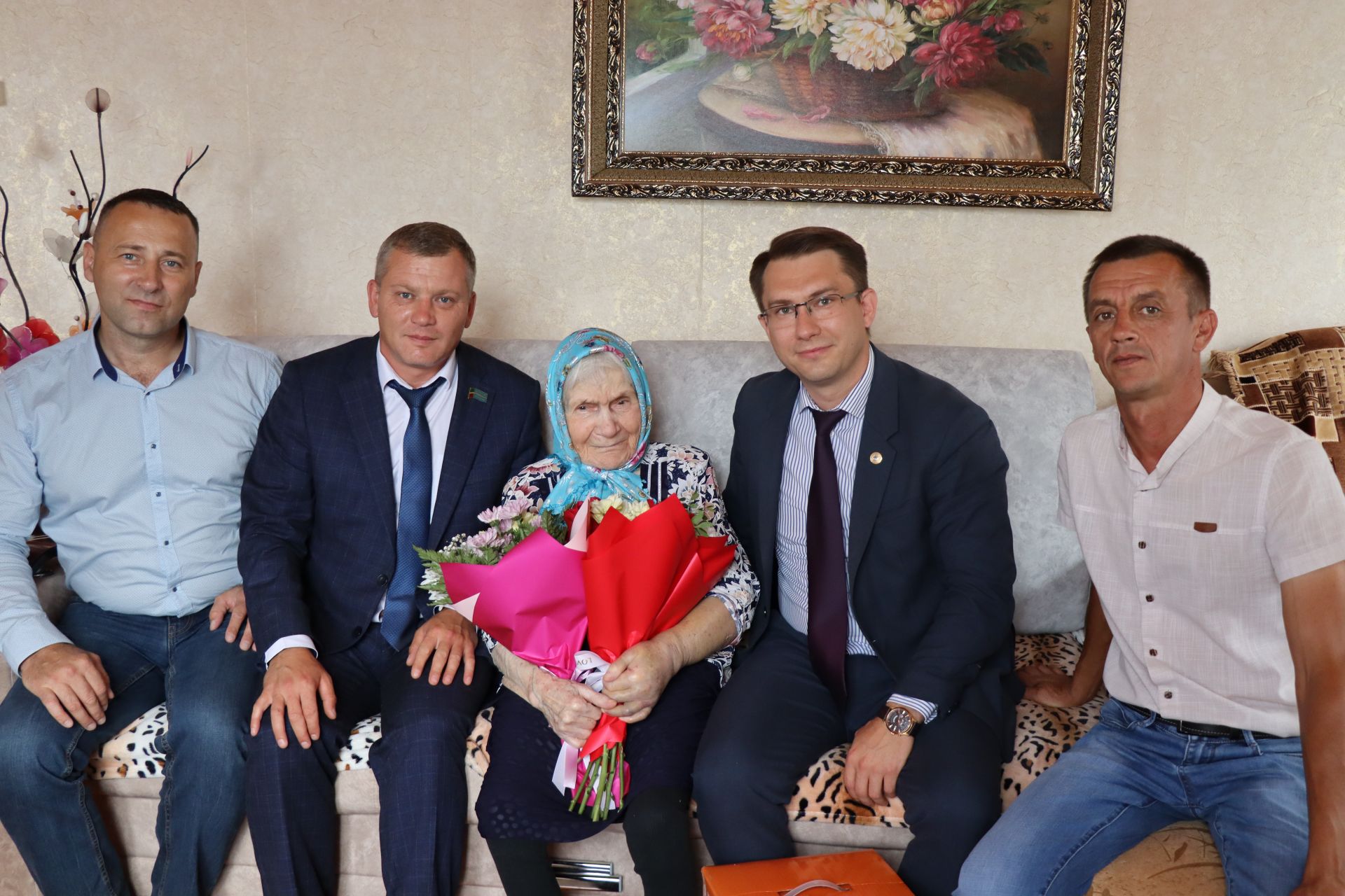 Магиря Зайнулловна Валиева из Дрожжановского района принимает поздравления с 90-летием