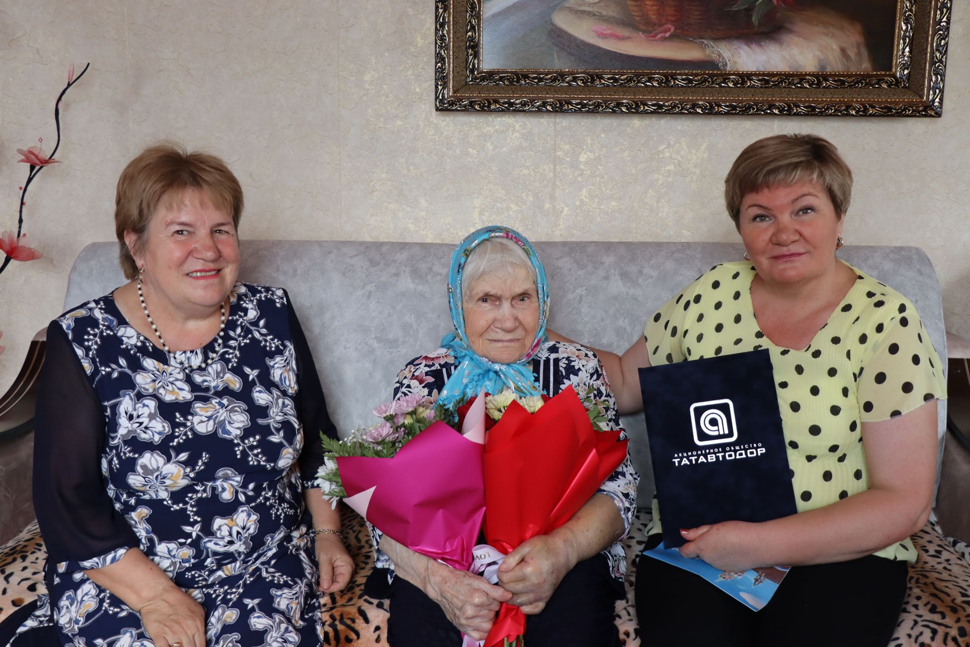 Магиря Зайнулловна Валиева из Дрожжановского района принимает поздравления с 90-летием