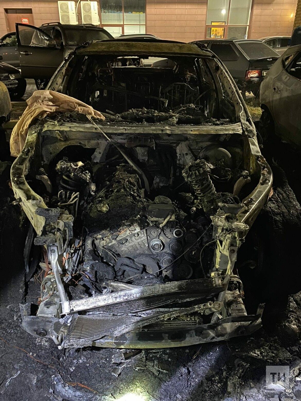Ночью в Челнах подожгли машины, две легковушки сгорели дотла, пять повреждены частично