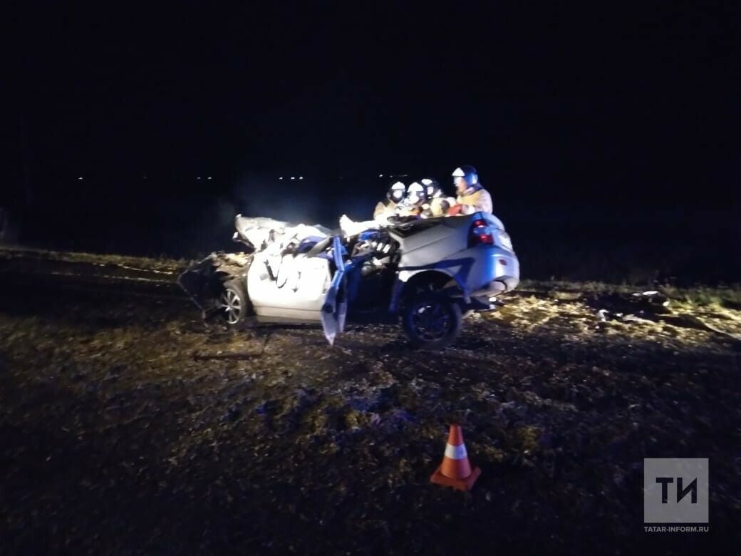 На трассе в Татарстане три человека погибли, врезавшись на авто в прицеп трактора