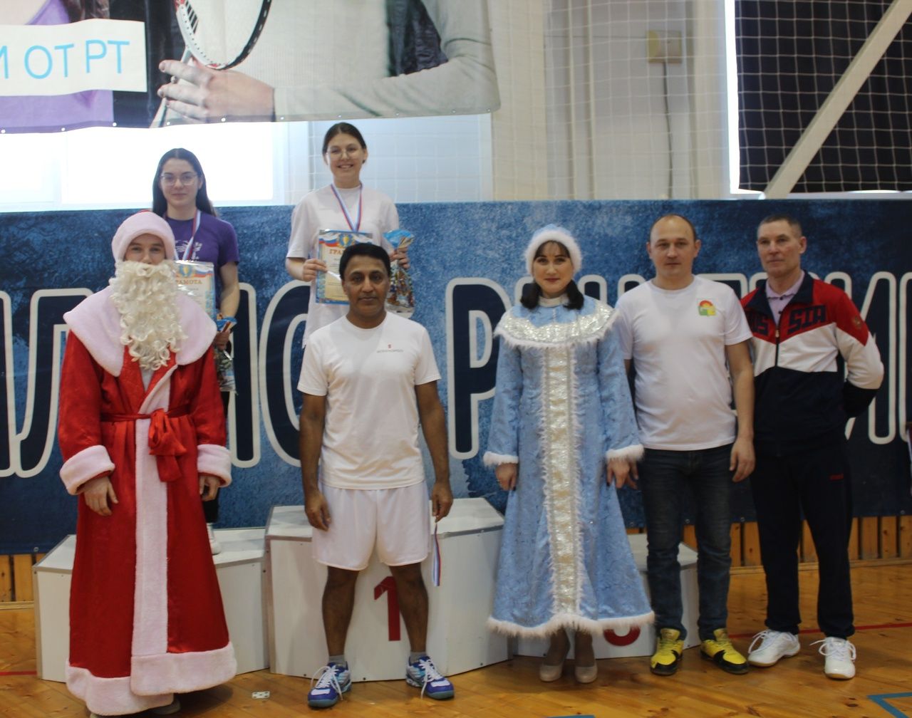 В Дрожжановском районе лучшие бадминтонисты соревновались на призы Деда Мороза