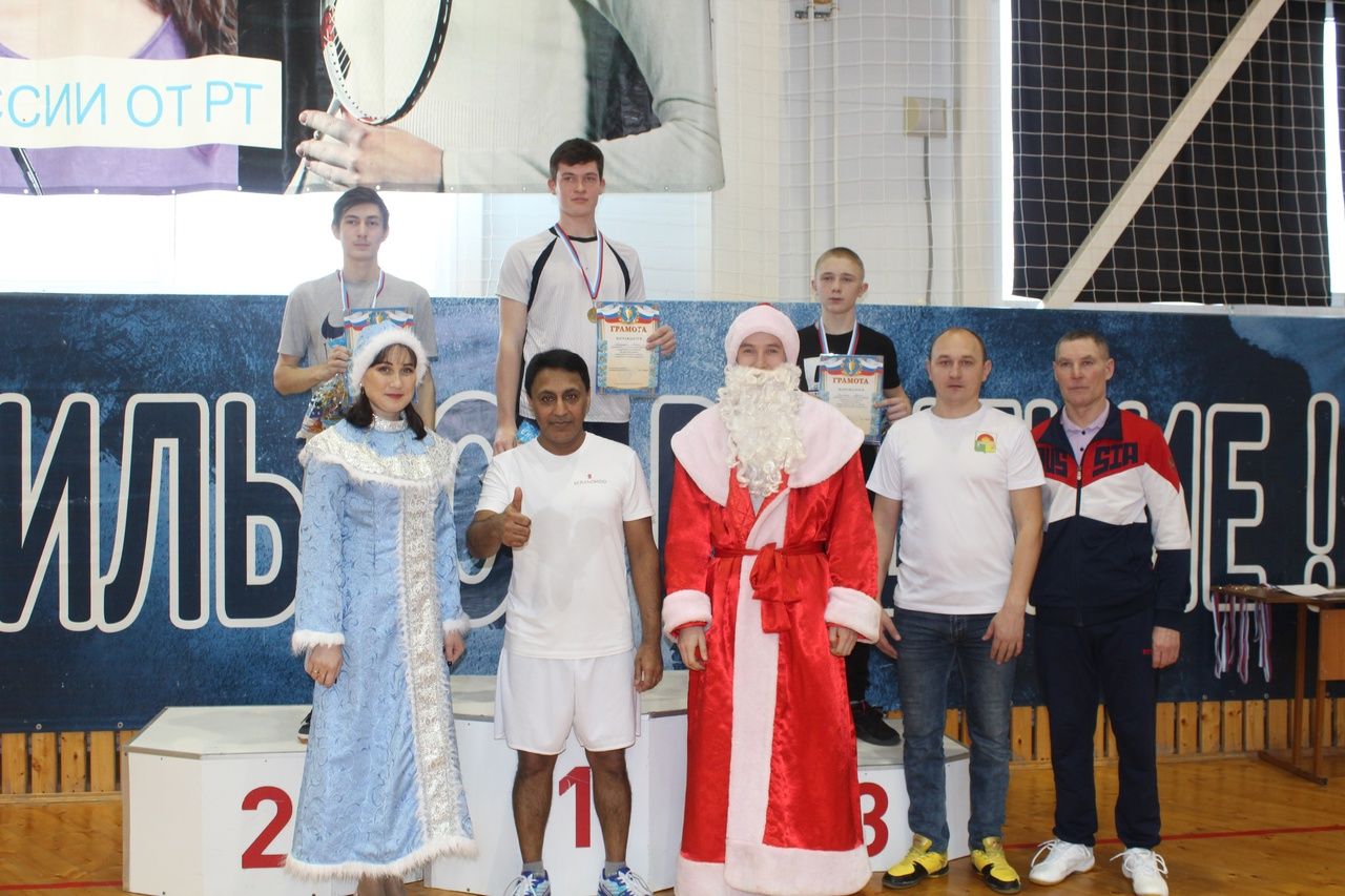 В Дрожжановском районе лучшие бадминтонисты соревновались на призы Деда Мороза