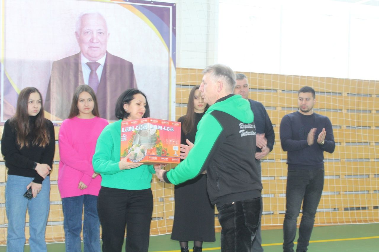 В Дрожжаном прошел турнир по волейболу среди пенсионеров, посвященный памяти Дамира Алимова