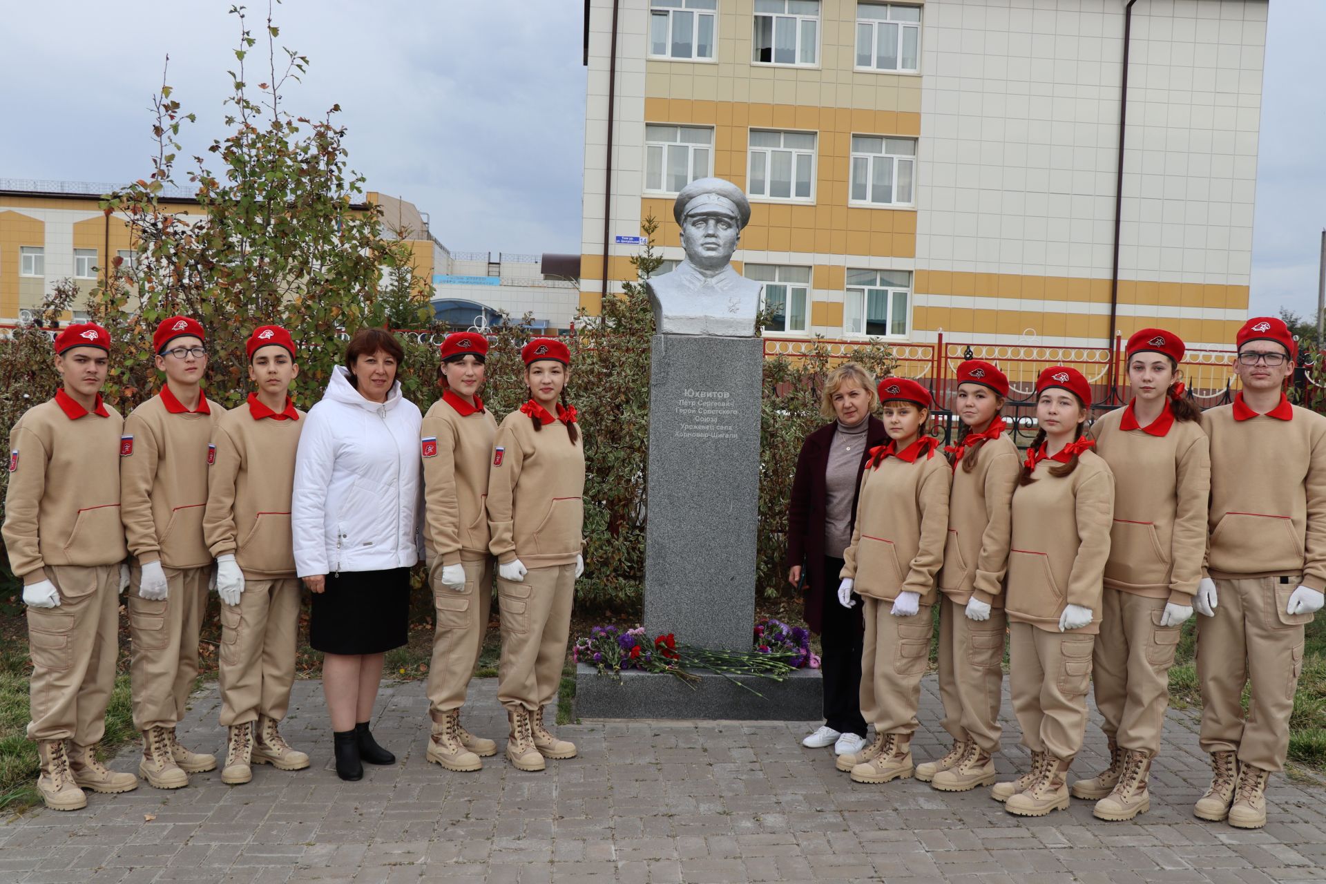 В Дрожжановском районе прошёл митинг к 105-летию Героя Советского Союза Петра Юхвитова