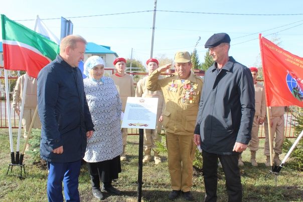 Воины-афганцы в Дрожжаном обновили Аллею Памяти и установили памятную табличку