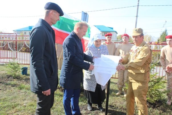 Воины-афганцы в Дрожжаном обновили Аллею Памяти и установили памятную табличку