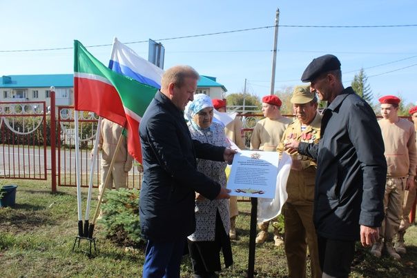 Воины-афганцы в Дрожжаном обновили Аллею Памяти и установили памятную табличку