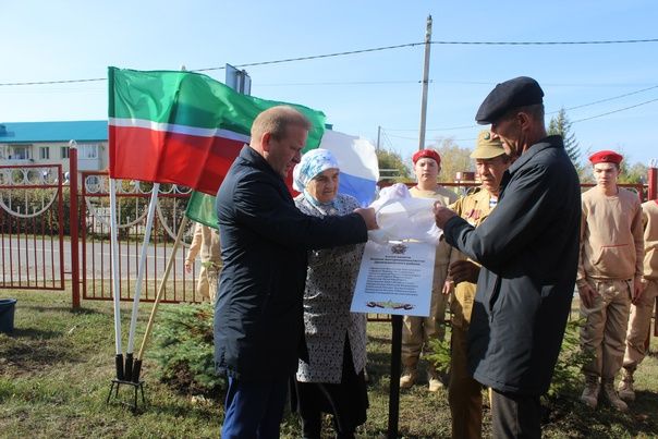 Воины-афганцы в Дрожжаном обновили Аллею Памяти и установили памятную табличку