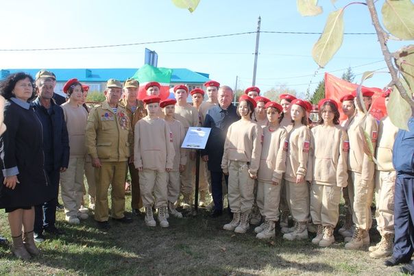 Воины-афганцы в Дрожжаном обновили Аллею Памяти и установили памятную табличку