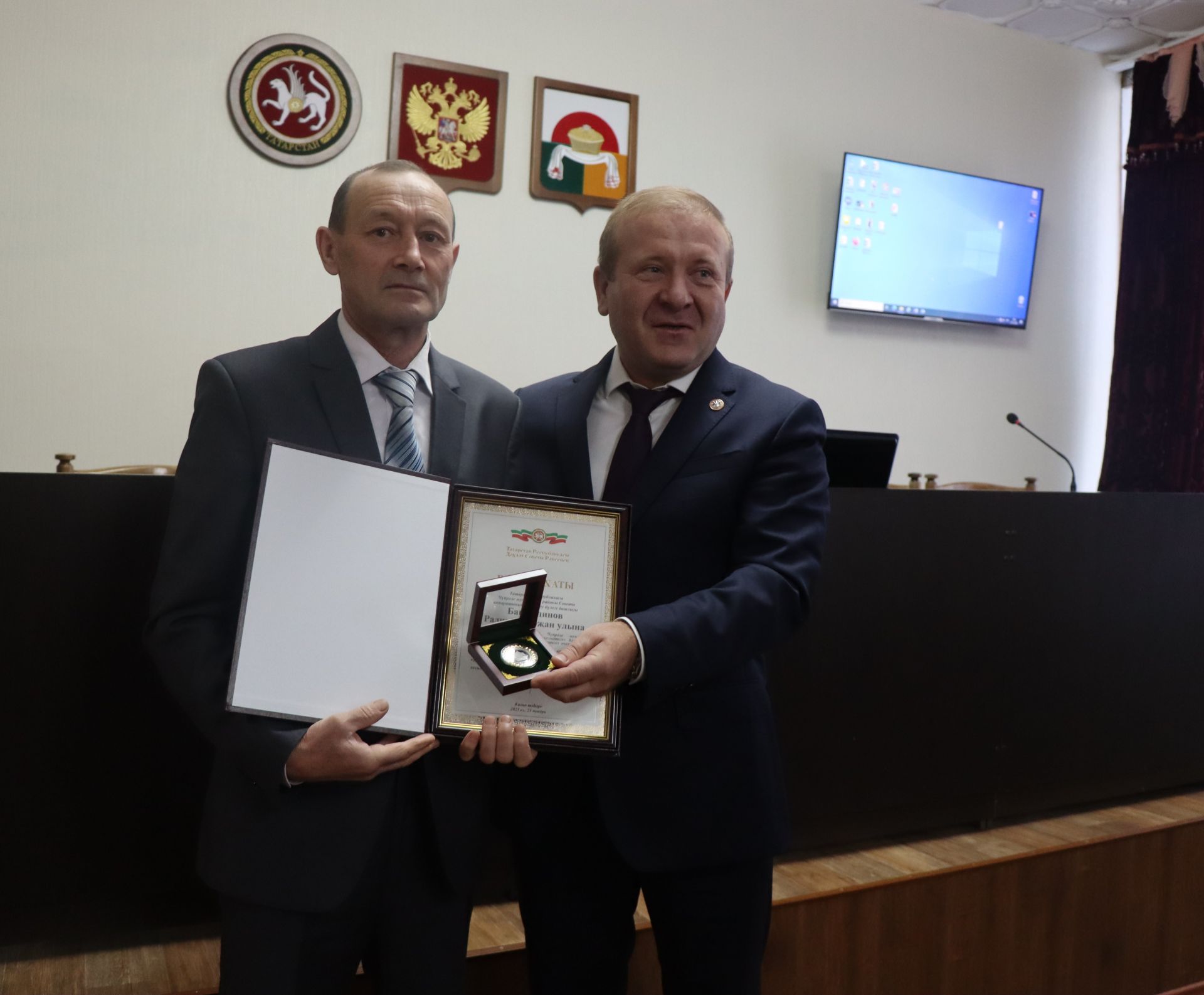Двое дрожжановцев получили награды за многолетний, добросовестный труд