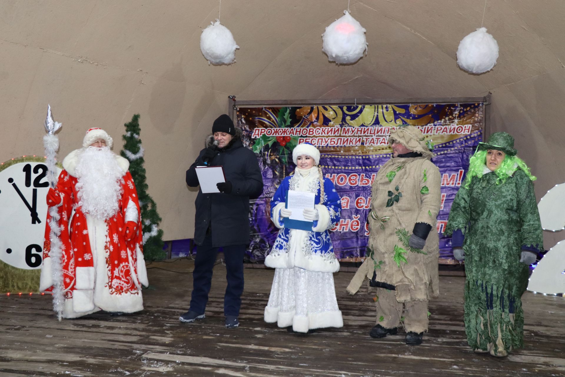 В Дрожжановском районе РТ зажглись новогодние огни на главной елке