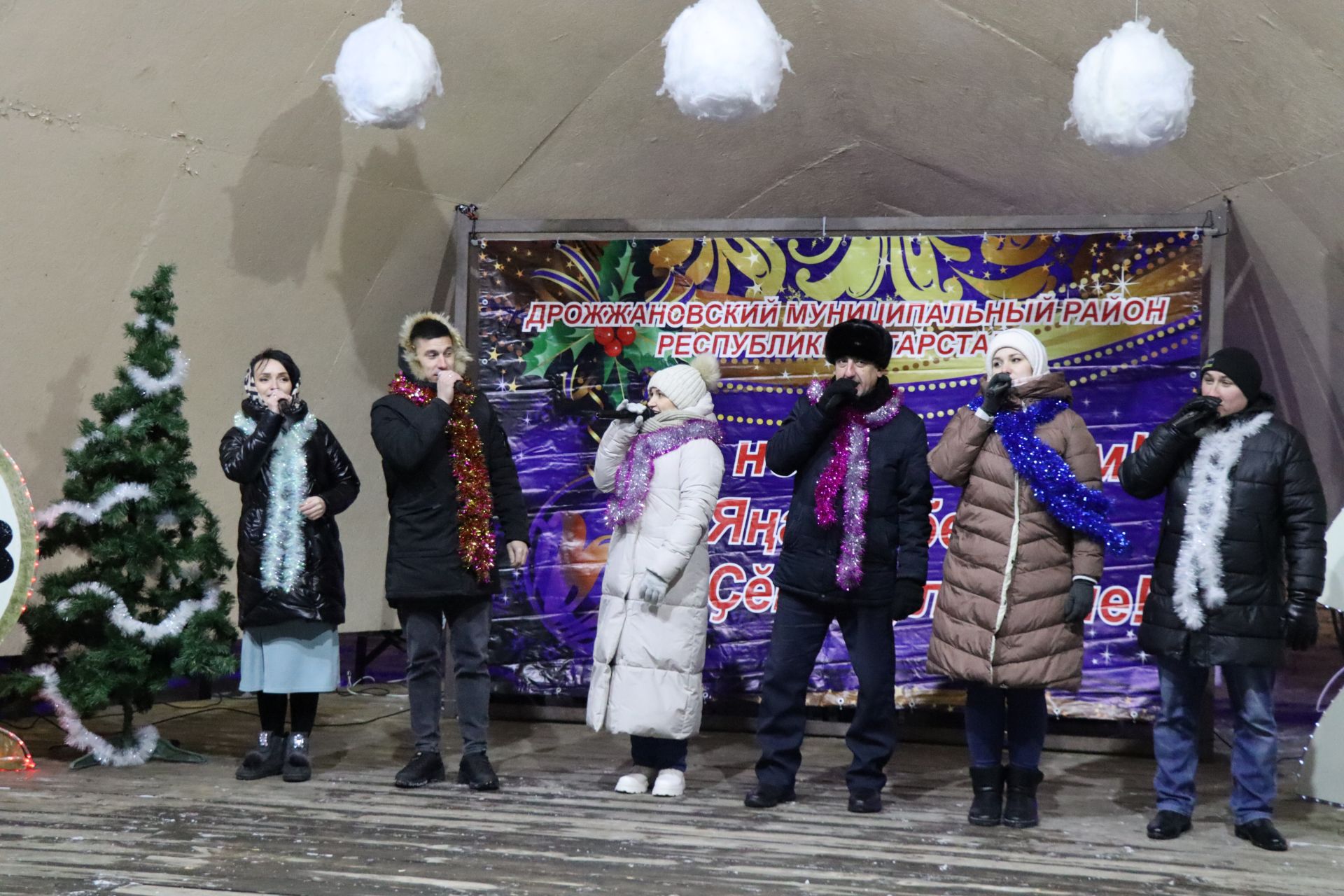 В Дрожжановском районе РТ зажглись новогодние огни на главной елке