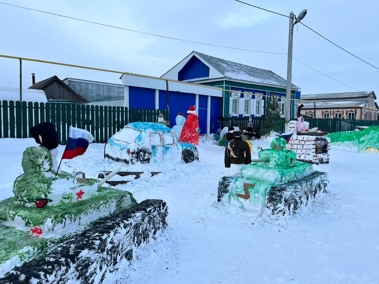 Жители села Малая Цильна Дрожжановского района РТ каждый год превращают свои дома в новогоднюю сказку