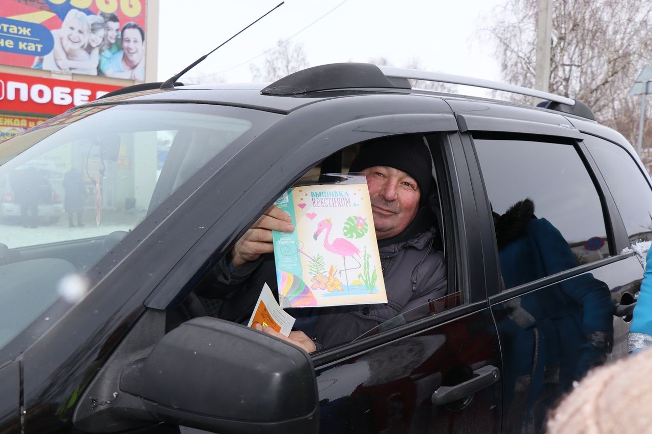 В Дрожжановском районе РТ прошла акция «Дед Мороз за безопасность на дороге»