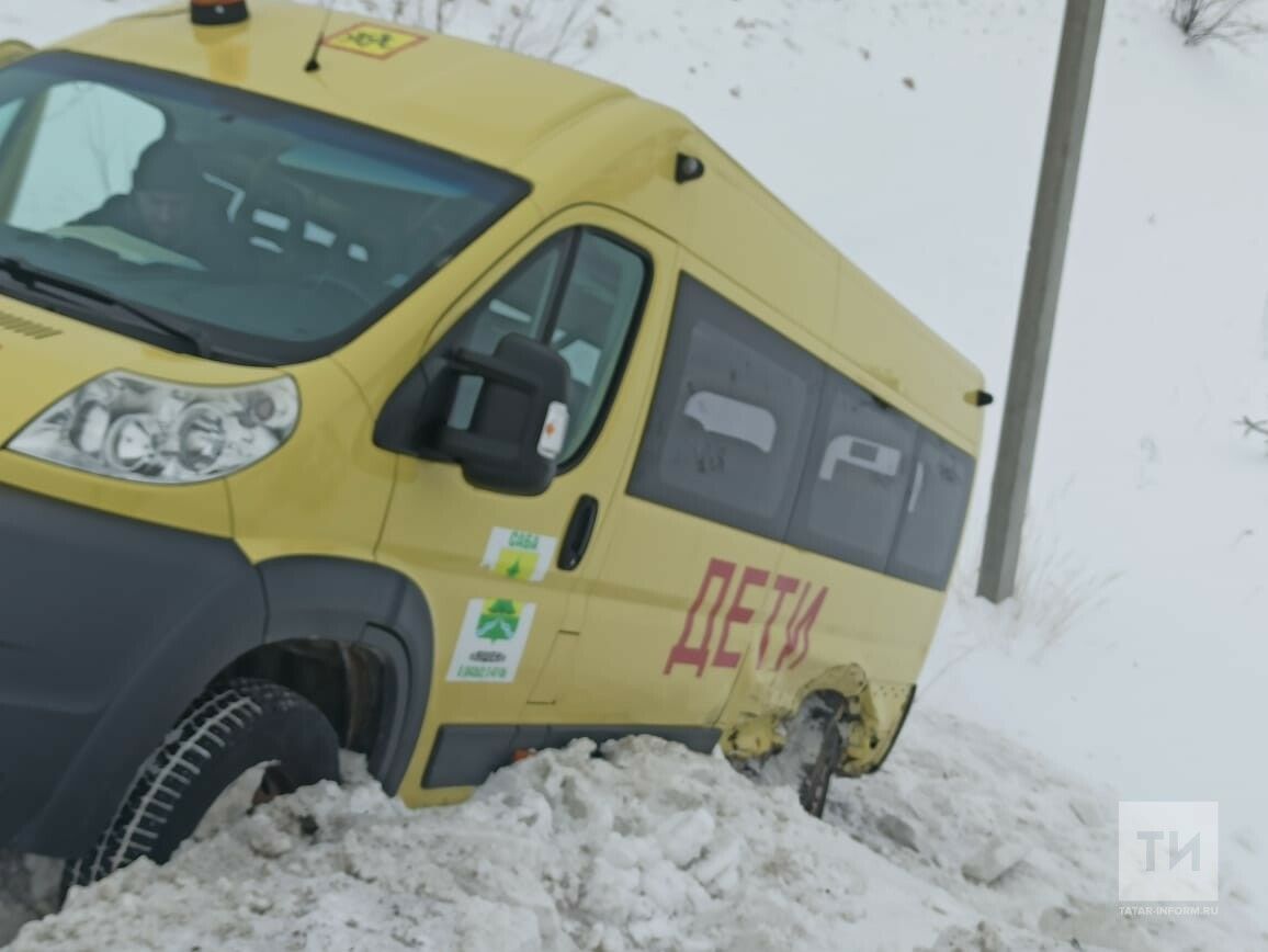 И куда «летели»: школьный автобус слетел в кювет после ДТП