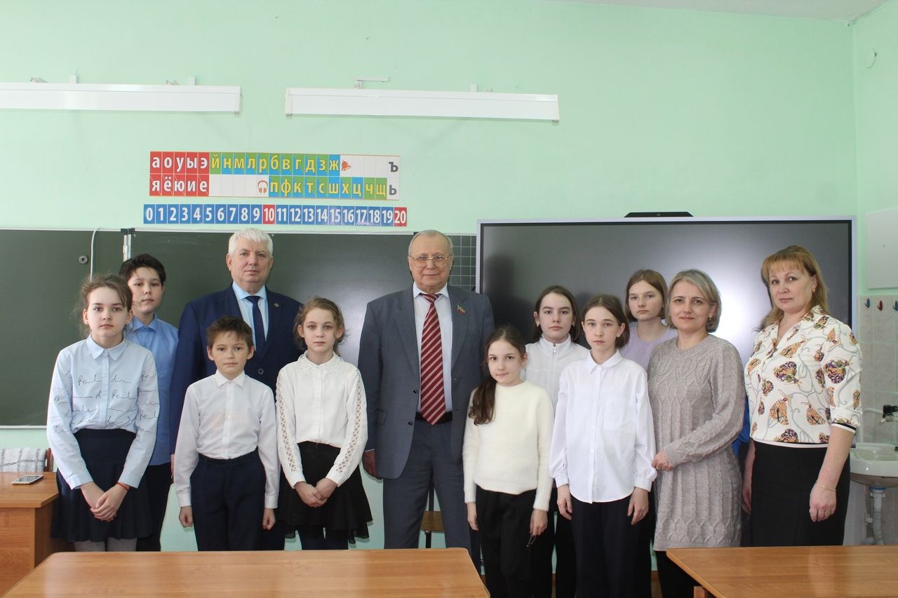 Депутат Госсовета РТ провел парламентские уроки у школьников Дрожжановского района