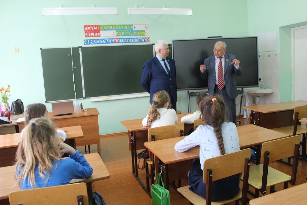 Депутат Госсовета РТ провел парламентские уроки у школьников Дрожжановского района