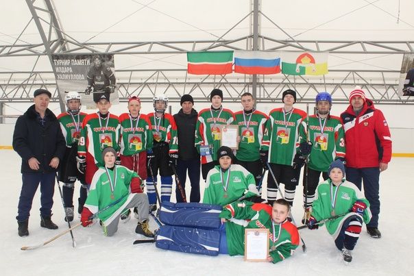 В Дрожжаном прошёл хоккей памяти Ильмира Хайбуллова - чемпиона Татарстана среди юниоров