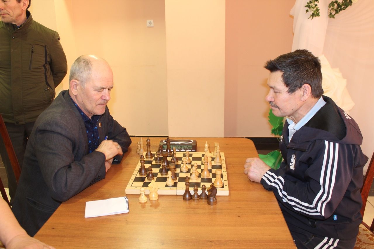 Дрожжановские пенсионеры и семейные команды сразились в шахматы