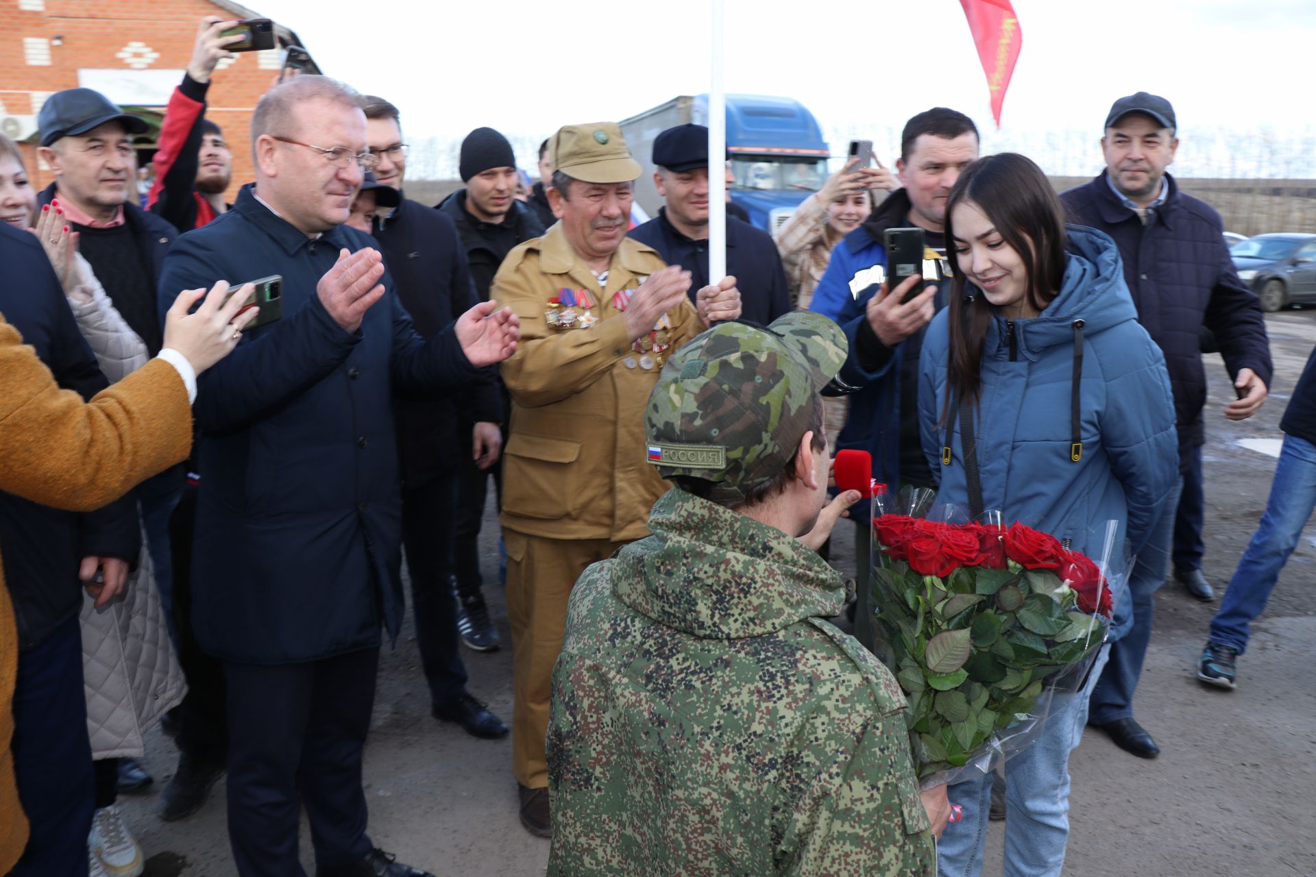 Дрожжановские бойцы из зоны СВО прибыли в отпуск: один из них сразу же сделал предложение своей девушке