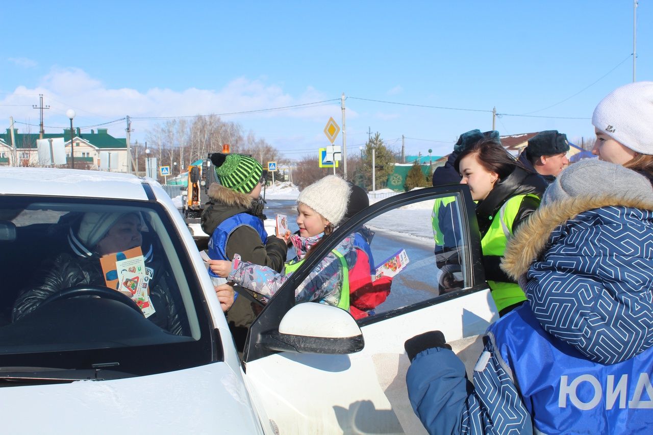 «Цветы для автоледи»: в Дрожжаном поздравили женщин-водителей с праздником 8 марта