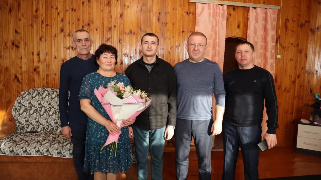 Марат Гафаров поздравил мать троих сыновей с 8 Марта