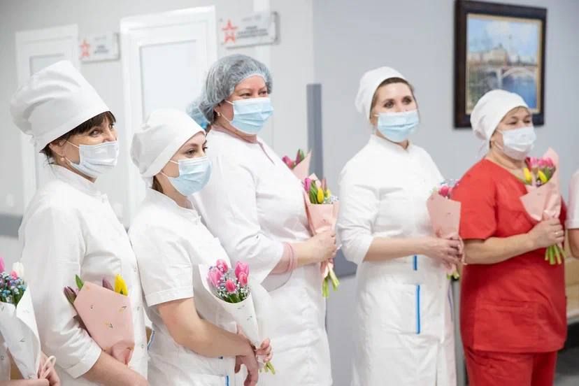 Волонтеры РТ поздравили медицинских работников военного госпиталя с Международным женским днём!