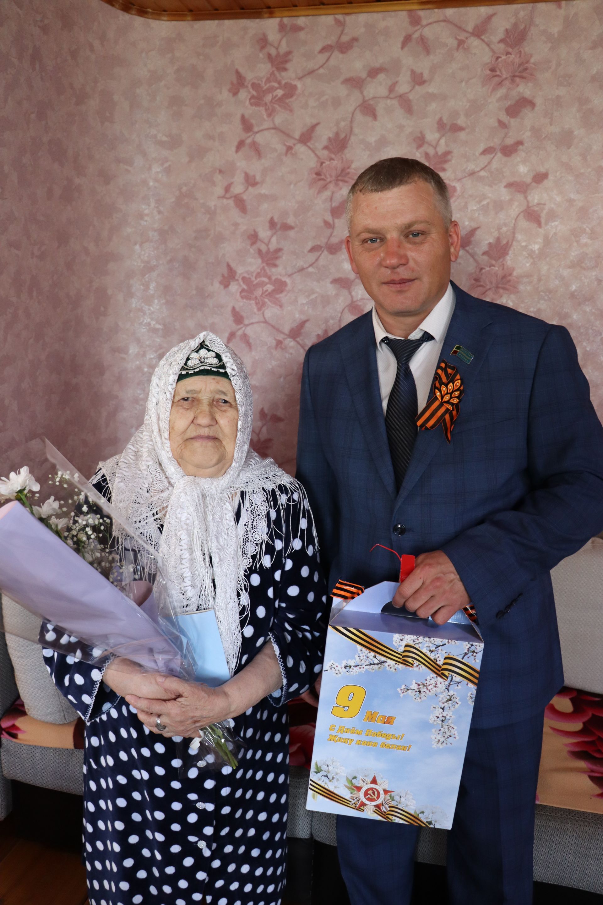 Марат Гафаров вручил подарки вдовам ветеранов ВОВ и труженицам тыла  Дрожжановского района по случаю Дня Победы