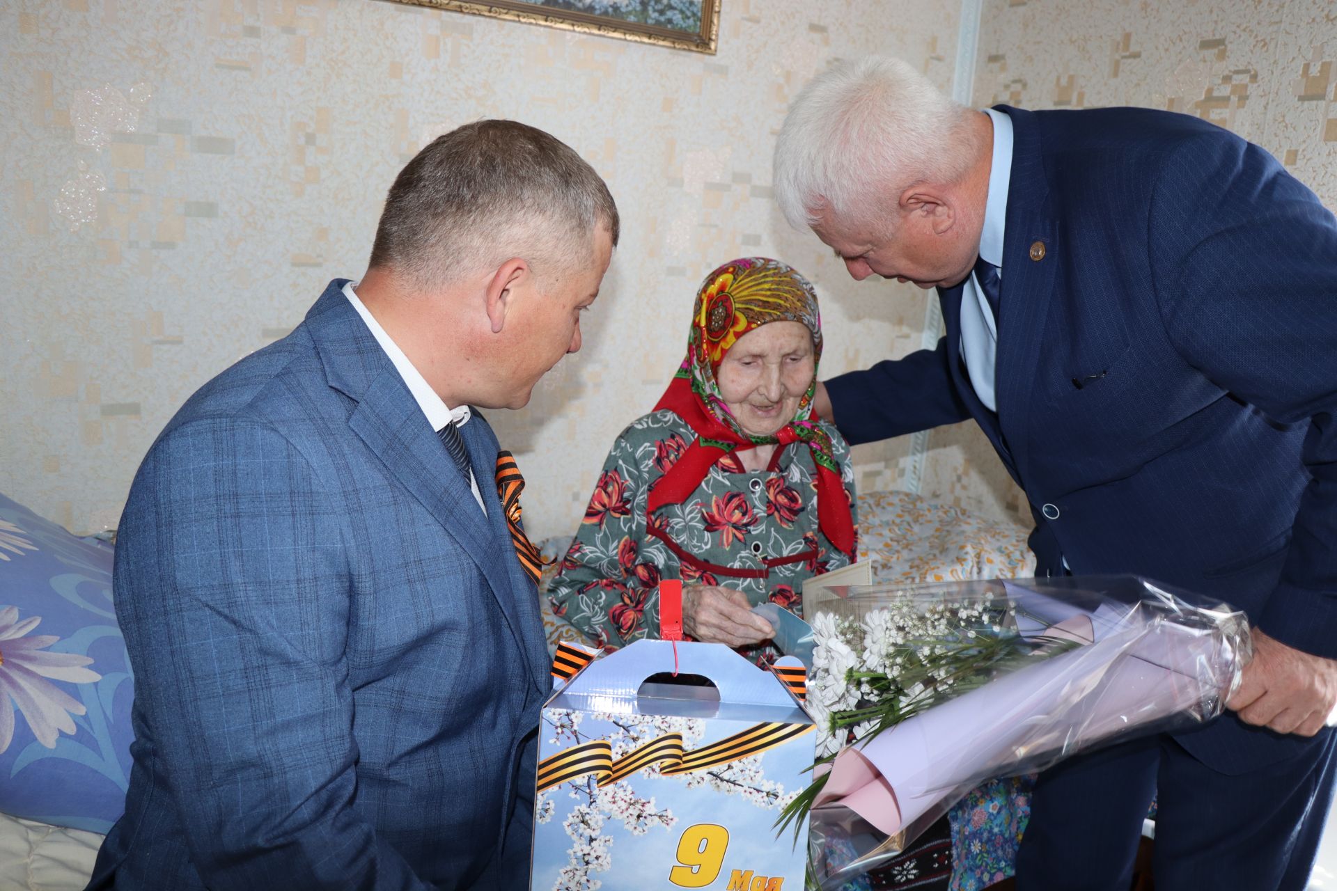 Марат Гафаров вручил подарки вдовам ветеранов ВОВ и труженицам тыла  Дрожжановского района по случаю Дня Победы