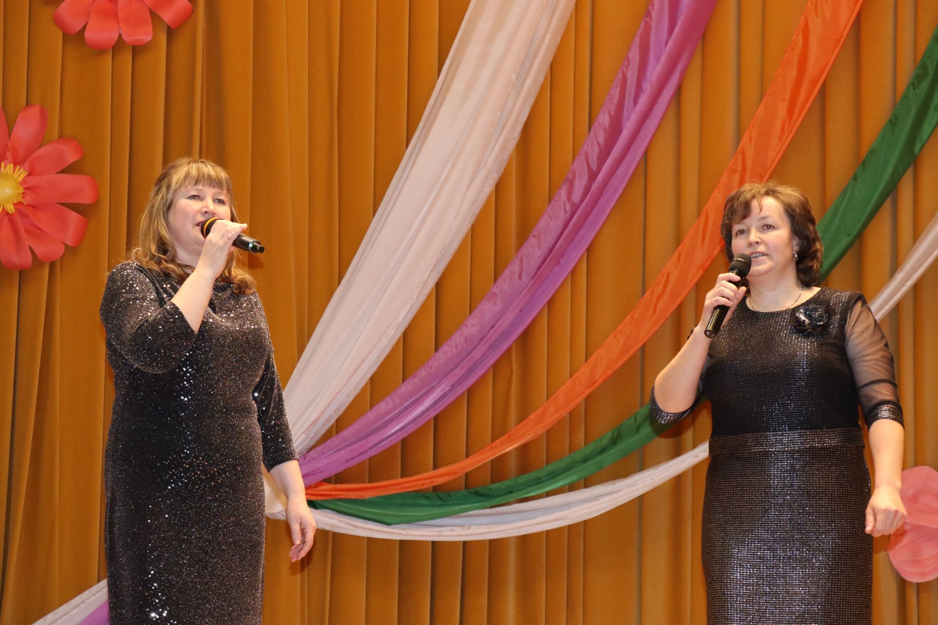 В Дрожжаном состоялся отчетный концерт творческих коллективов «Весеннее настроение»