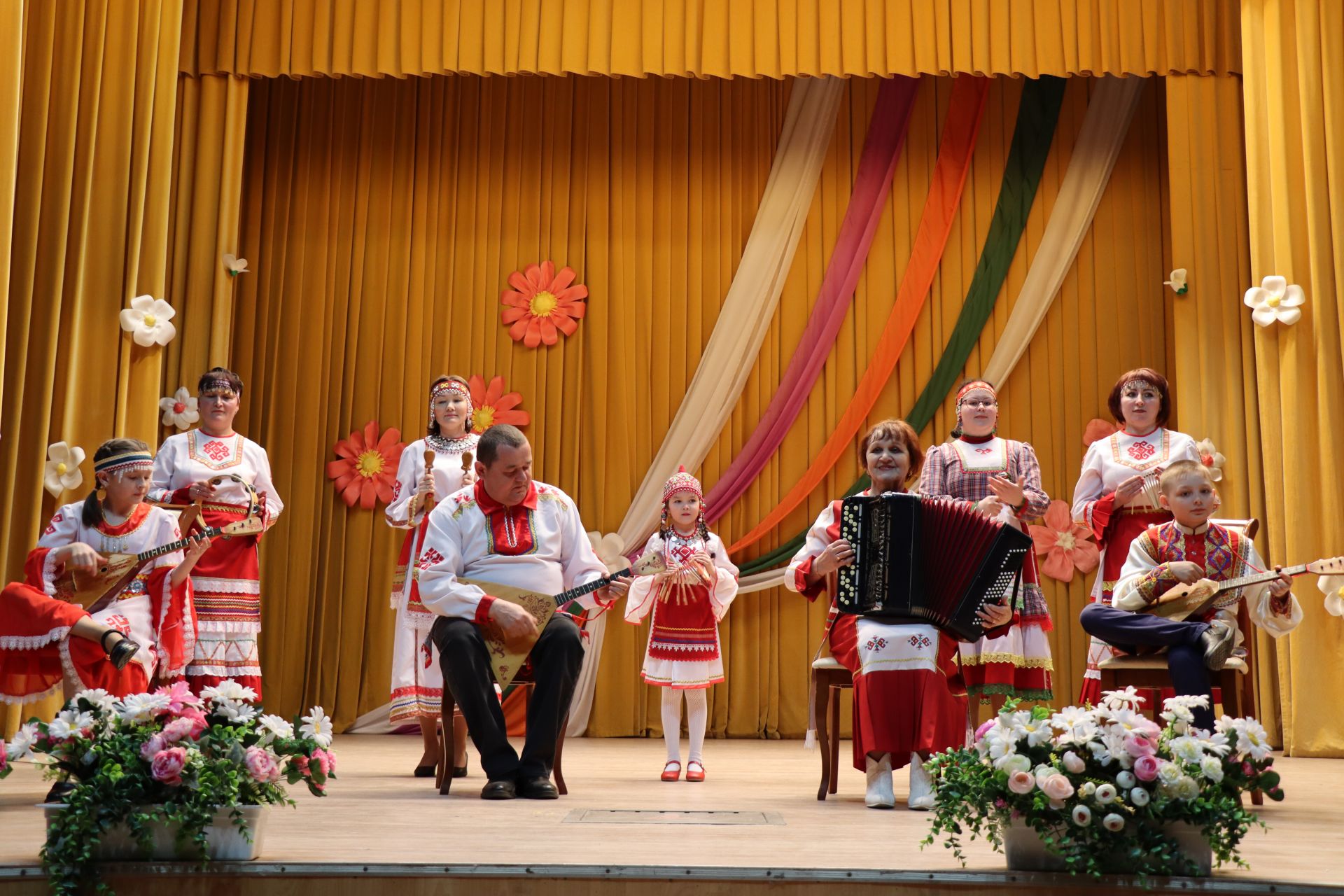 В Дрожжаном состоялся отчетный концерт творческих коллективов «Весеннее настроение»