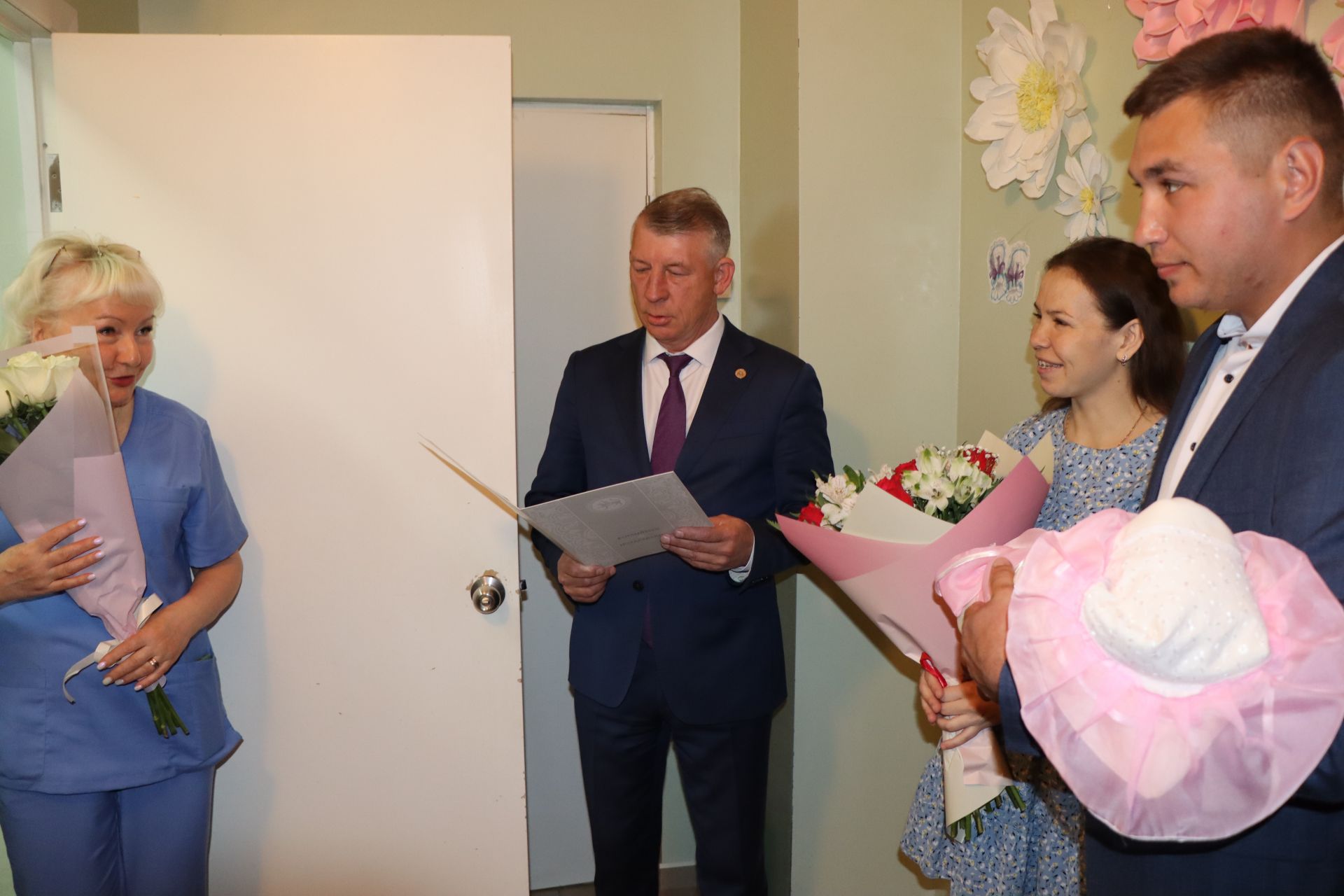 В Татарстане в Международный день семьи поздравили родителей новорожденной Миланы